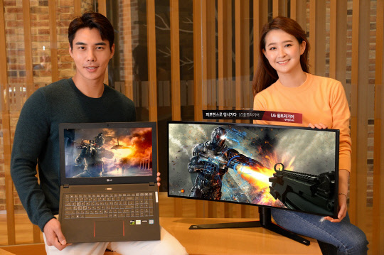 모델들이 'LG 울트라기어'의 게이밍 모니터와 외장 그래픽을 탑재한 고성능 노트북을 소개하고 있다. <LG전자 제공>